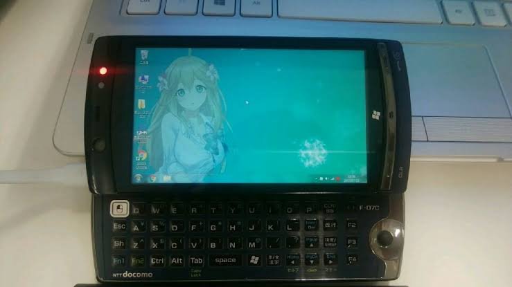 Fujitsu menghadirkan smartphone dengan dual boot: Windows 7 dan Symbian